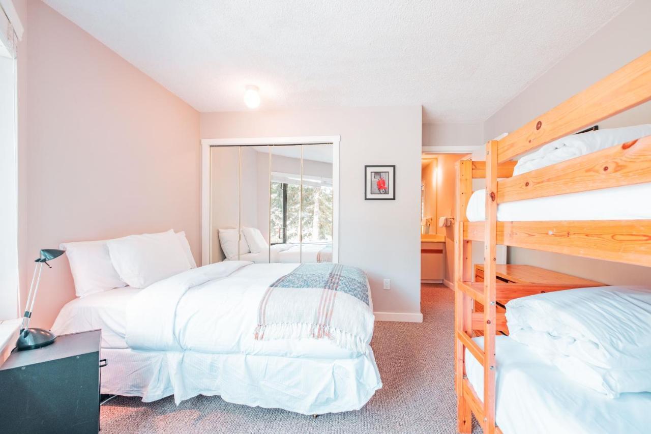 Villa Snowberry By Outpost Whistler Extérieur photo