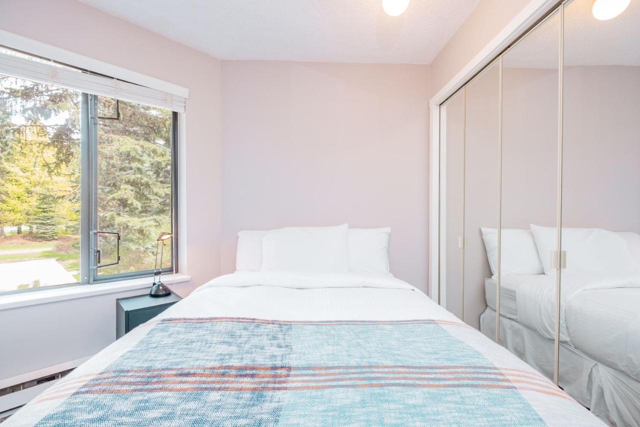 Villa Snowberry By Outpost Whistler Extérieur photo