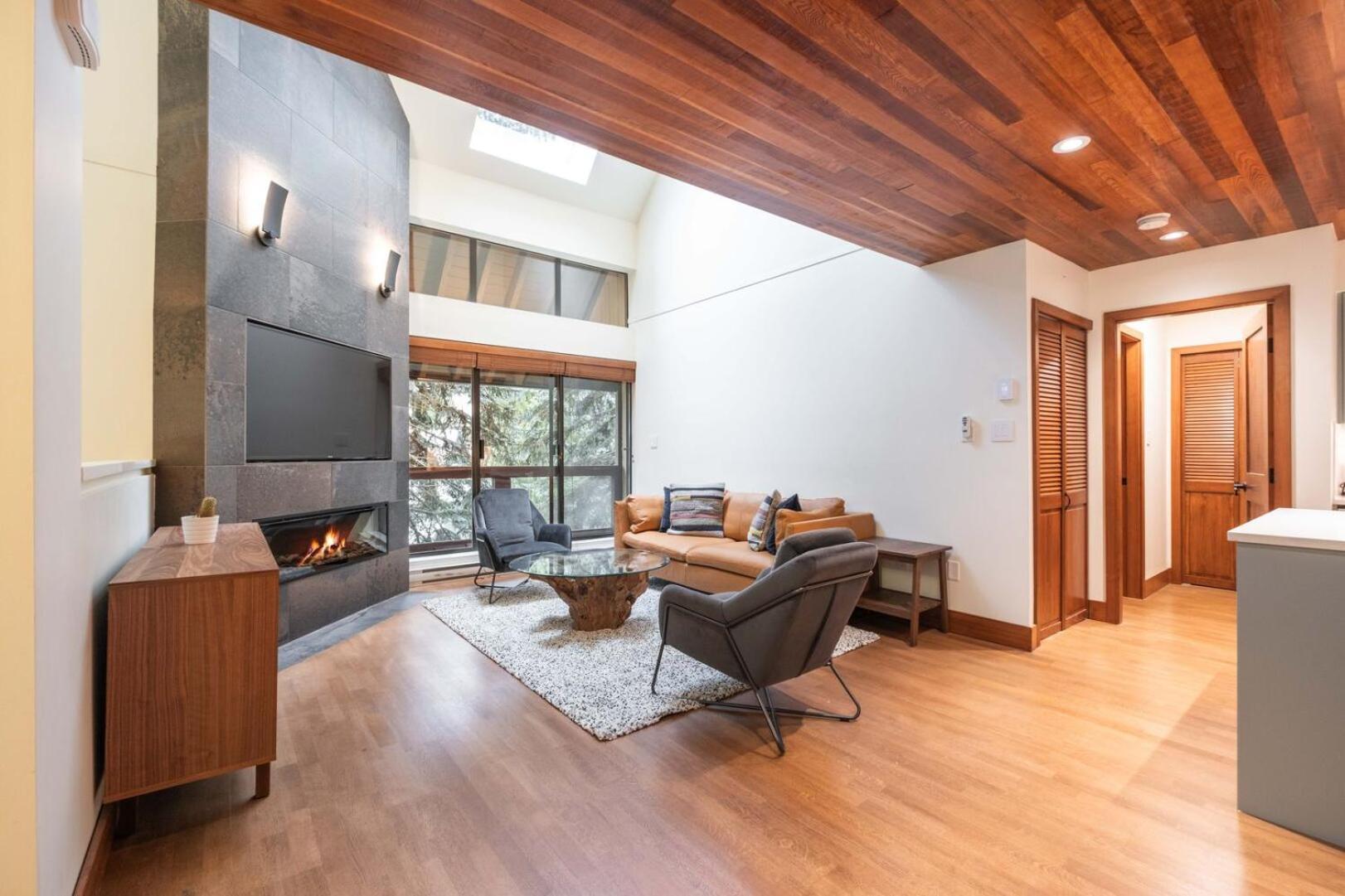 Villa Snowberry By Outpost Whistler Extérieur photo